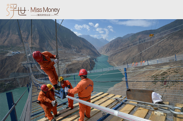 （圖：大渡河上，興康特大橋正緊跟雅康高速建設(shè)步伐，已完成下部構(gòu)造“兩塔兩錨”施工，預(yù)計(jì)2018年9月1日前完成整個(gè)大橋的建設(shè)。）